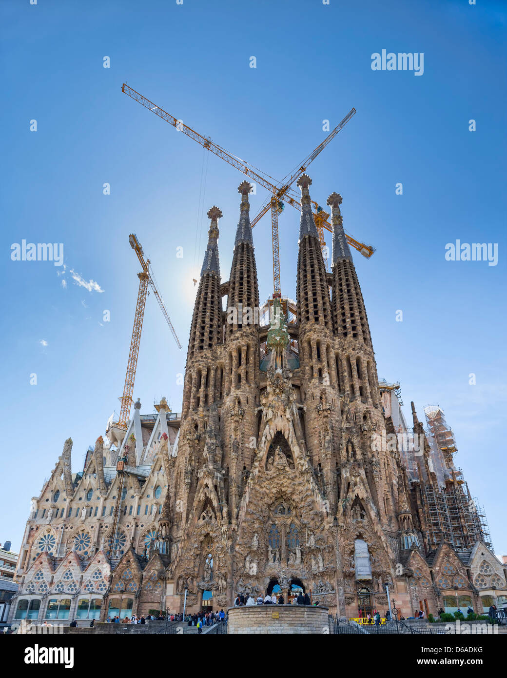 Bau der La Sagrada Familia mit Kränen bilden ein Kreuz Stockfoto