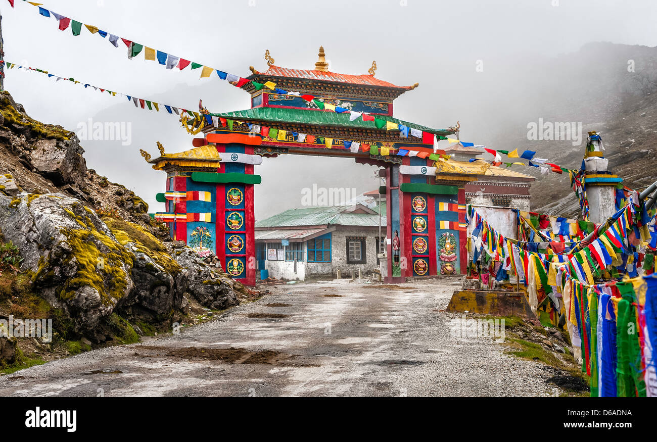 Tor zum Tawang bei Sela Pass 13.700 ft über dem Meeresspiegel mit buddhistischen Gebet Fahnen, westlichen Arunachal Pradesh, Indien. Stockfoto