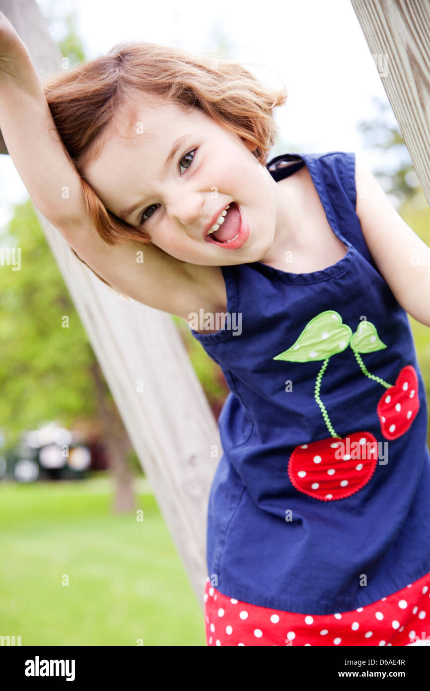 Lächelndes Mädchen in Cherry Kleid Stockfoto