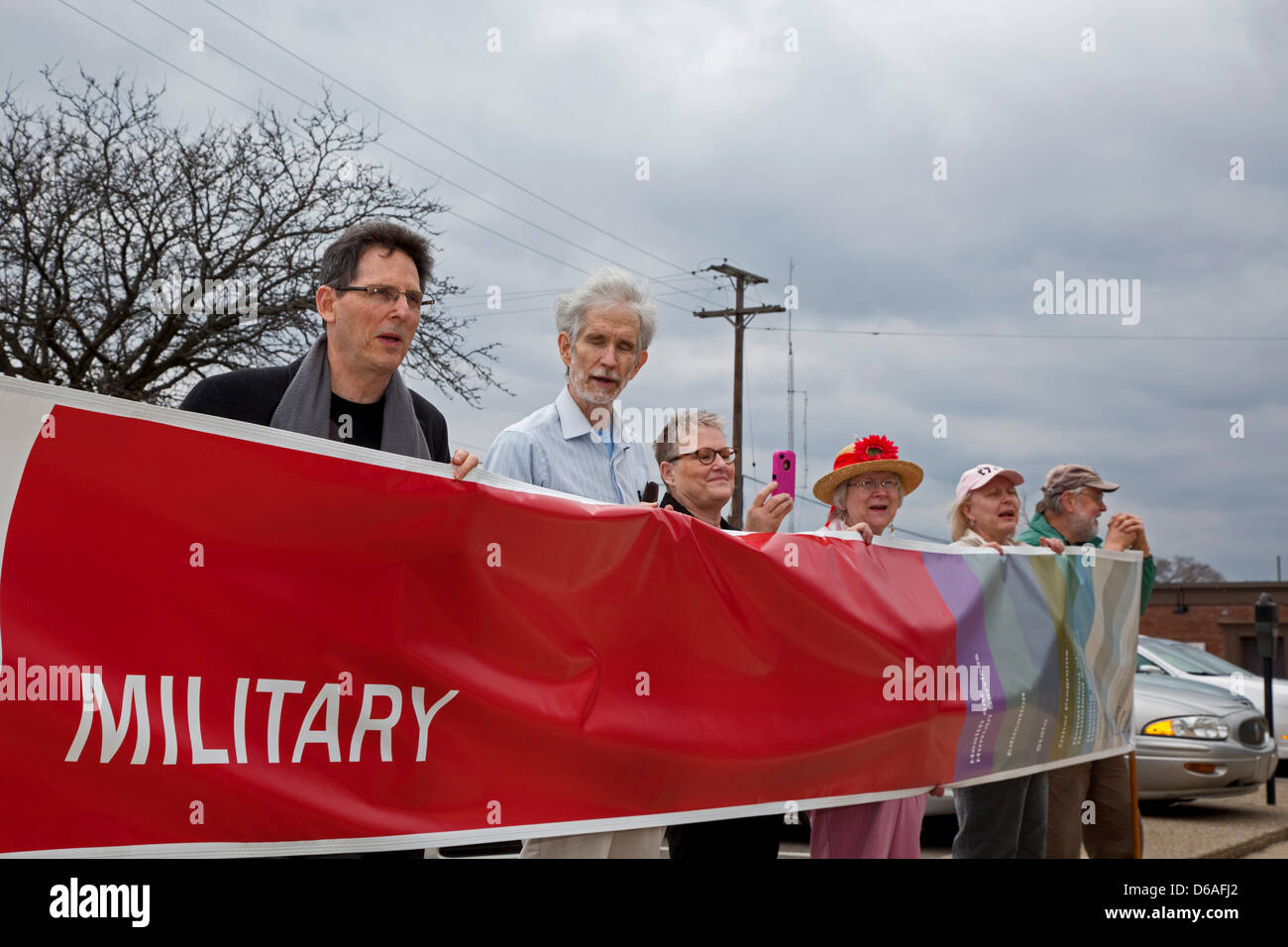 Royal Oak, Michigan - Mitglieder von Peace Action of Michigan Kundgebung vor der Royal Oak-Post als Bürger fallen ihre Steuererklärungen. Sie forderten eine Senkung der Pentagon Ausgaben, und verstärkte Investitionen in Städten, Gesundheitswesen, und Straße repariert. Ihre Fahne zeigt den prozentualen Anteil der Militärausgaben in den diskretionären US-Haushalt. Stockfoto