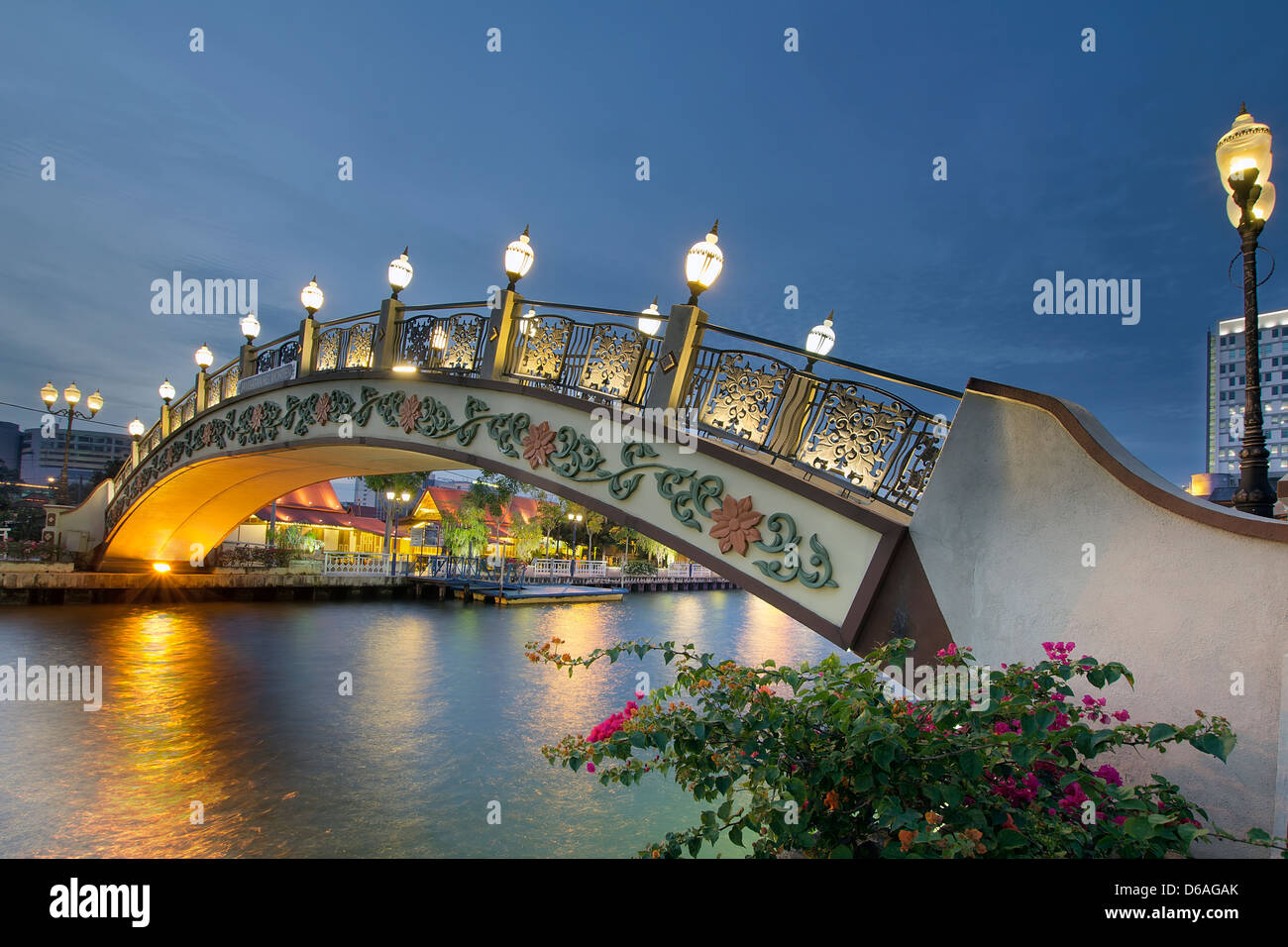 Kampung Morten Brücke über Melaka Fluss in Malacca Malaysia Waterfront zur blauen Stunde Stockfoto