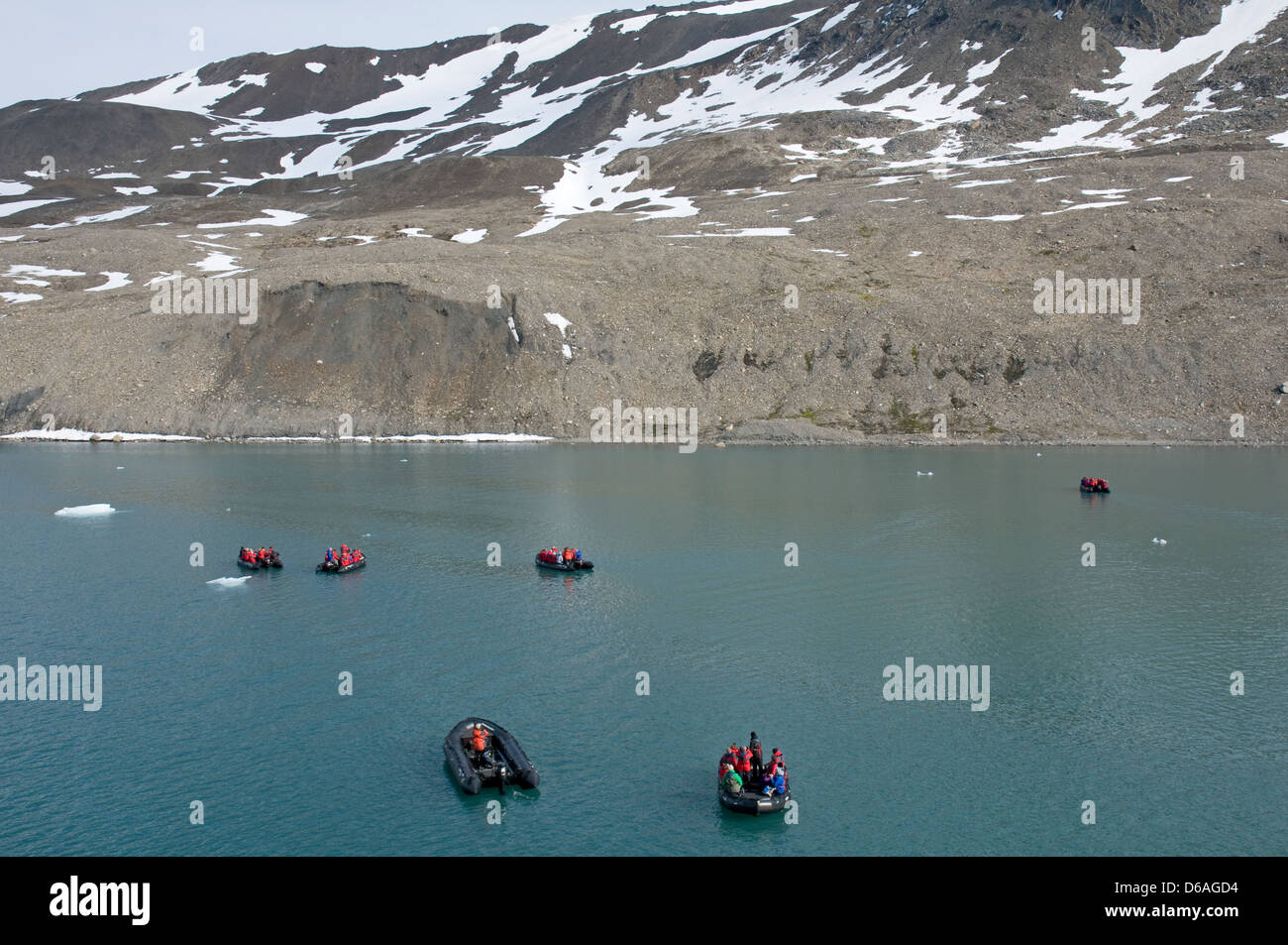 Norwegen, Spitzbergen, Freemansund Kanal. Zodiacs voller Touristen erkunden Sie unter das Meereis Stockfoto