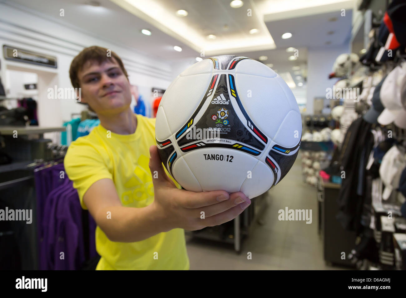 Lviv, Ukraine, ein Händler-Adidas-Shops mit dem offiziellen Turnier Ball der UEFA EURO 2012, die Adidas Tango 12 Stockfoto
