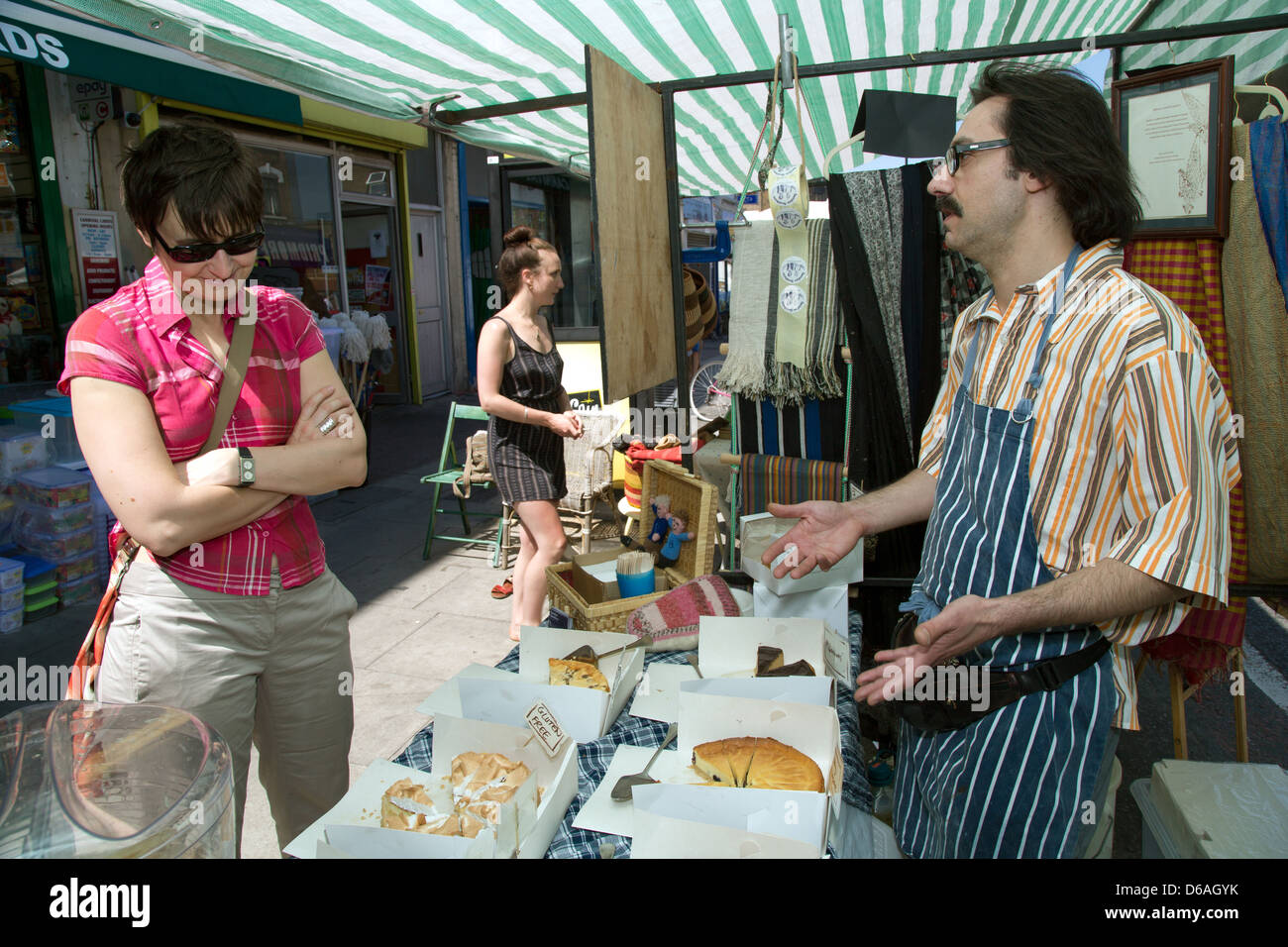 London, Vereinigtes Königreich, Market News auf einem Markt im Bezirk Hackney Stockfoto