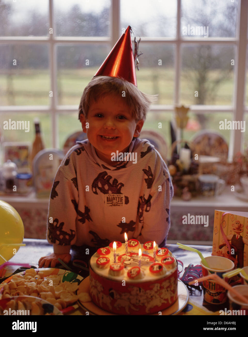 Kleiner Junge mit seinen 4. Geburtstag Kuchen, Winkfield, Berkshire, England, Vereinigtes Königreich Stockfoto