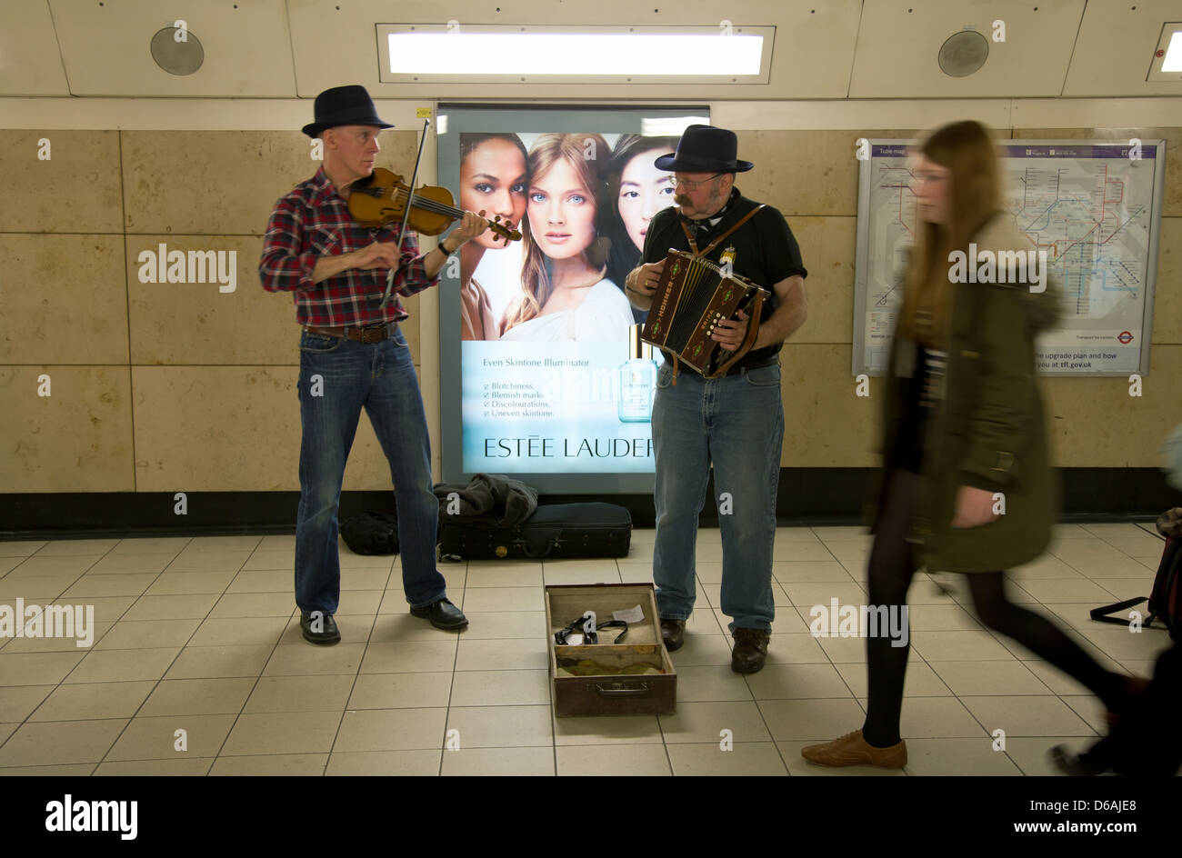 London, Vereinigtes Königreich, station zwei folk-Musiker im Zugang zur u-Bahn Leicester Square Stockfoto