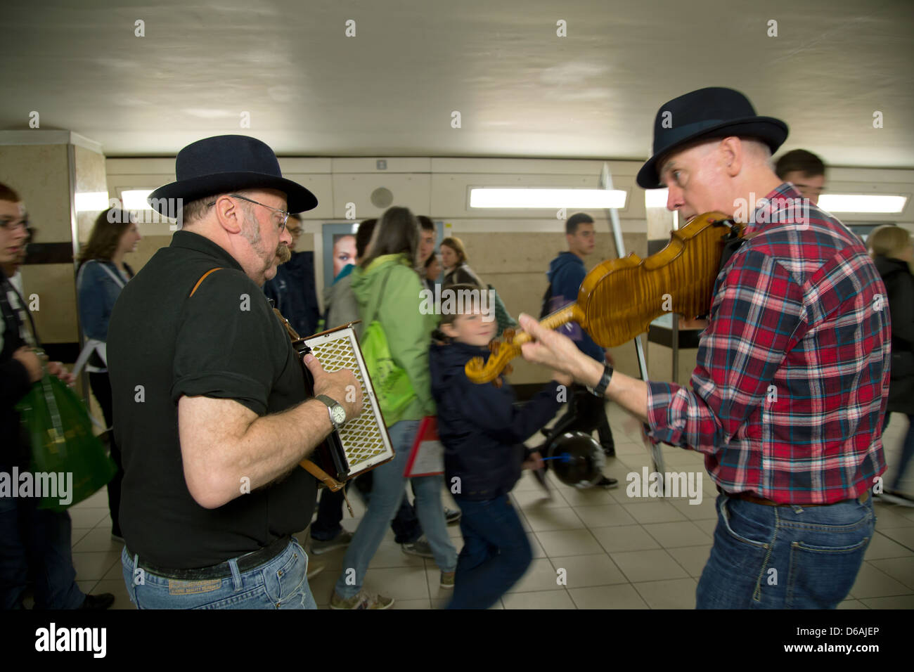 London, Vereinigtes Königreich, station zwei folk-Musiker im Zugang zur u-Bahn Leicester Square Stockfoto