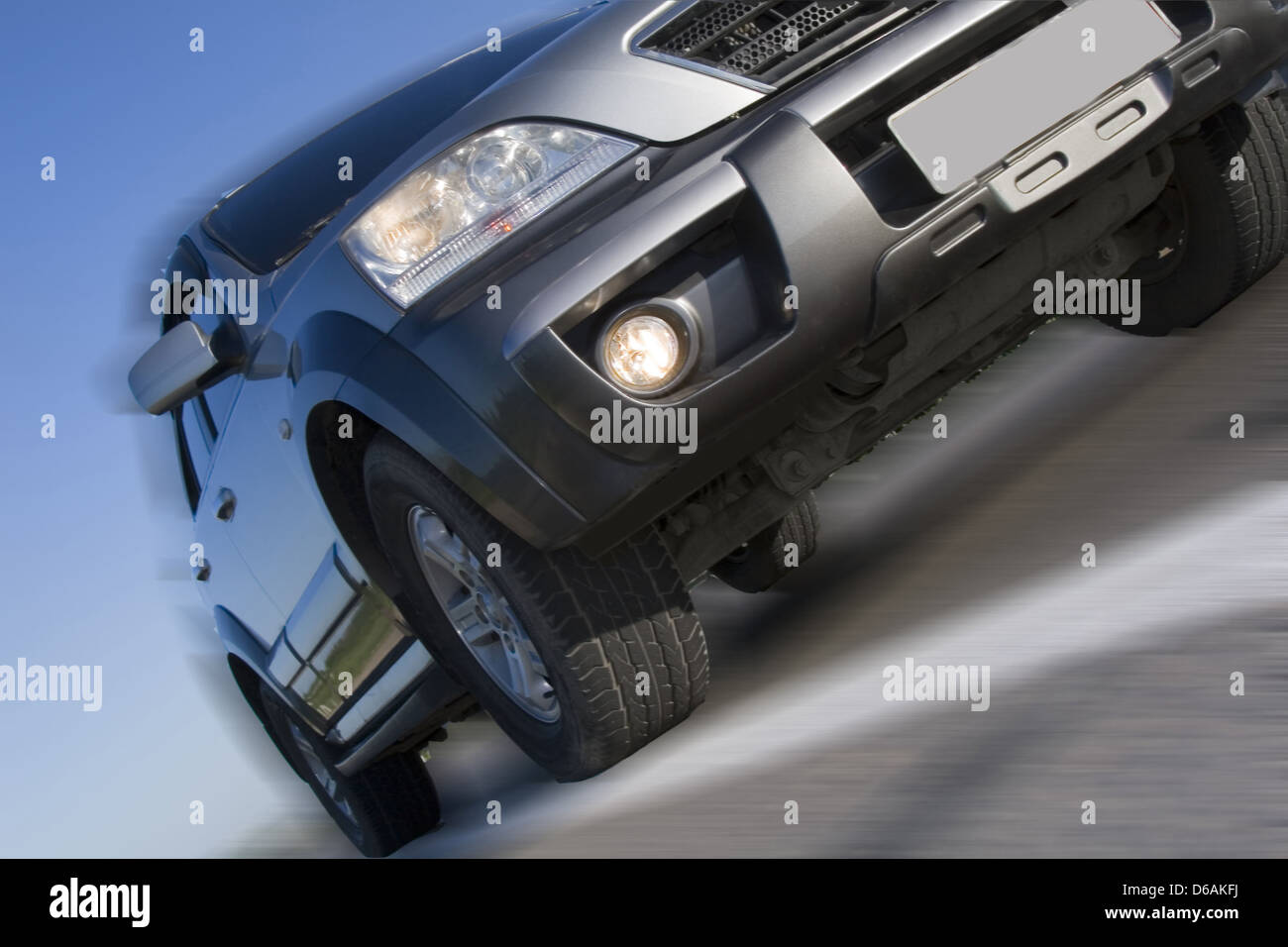 Moderne Jeep bewegt sich mit Motion blur Stockfoto