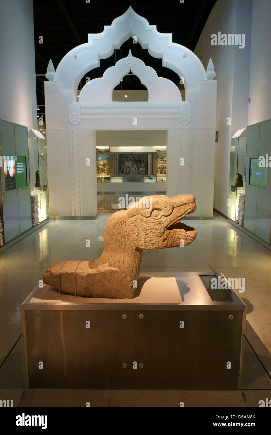 Zoomorphe Maya-Skulptur und maurischer Bogen im Gran Museo del Mundo Maya Museum in Merida, Yucatan, Mexiko Stockfoto