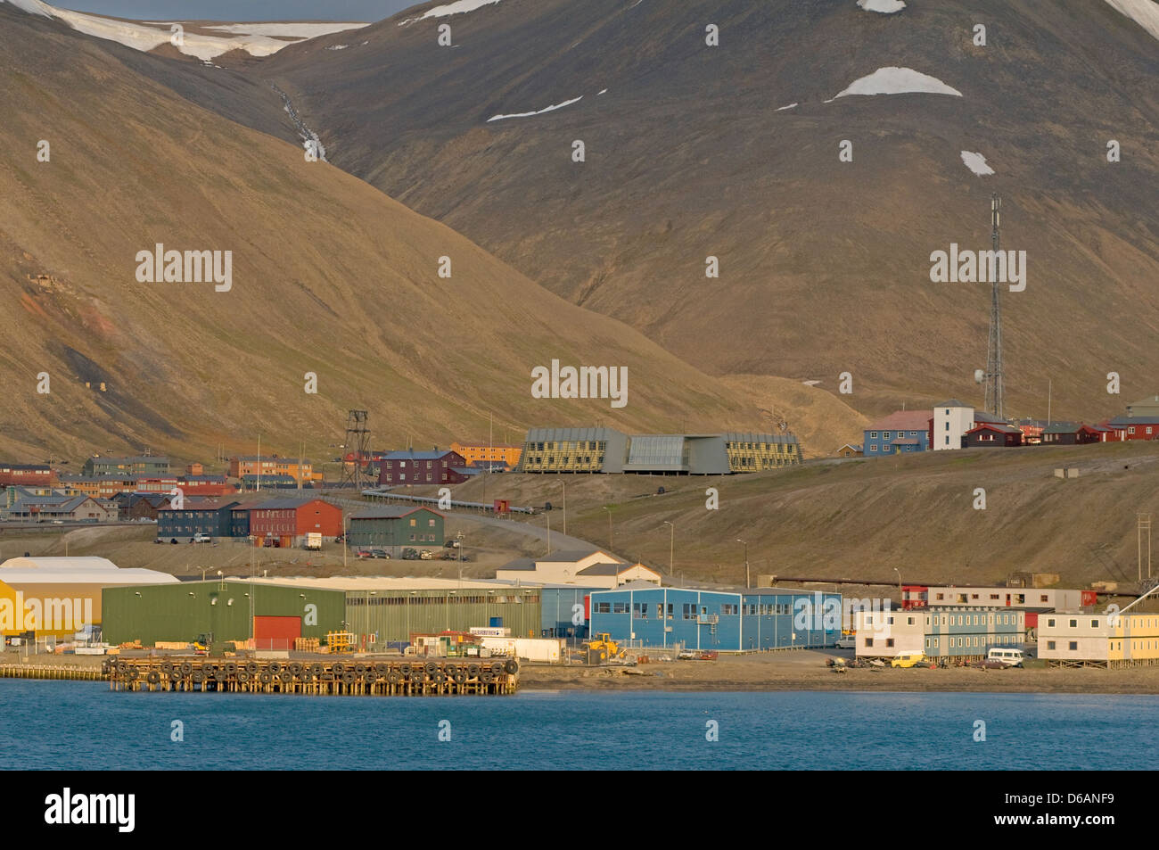 Norwegen, Spitzbergen, Spitzbergen, Isfjorden, Longyearbyen. Bunte norwegische Siedlung wo Kohle Bergbau Stockfoto