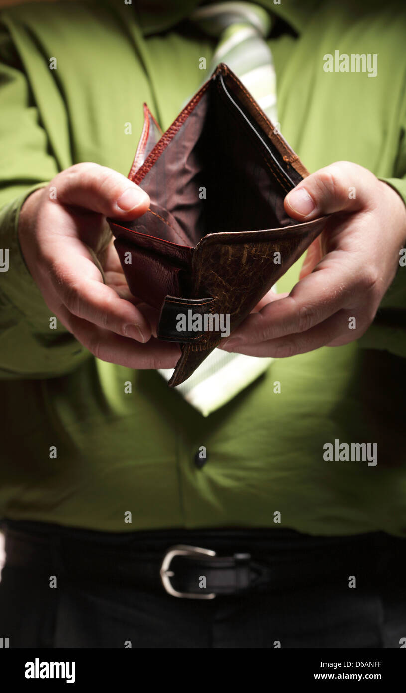 Schlechte Wirtschaft, vertreten durch leere Brieftasche in das Unternehmer Hände Stockfoto