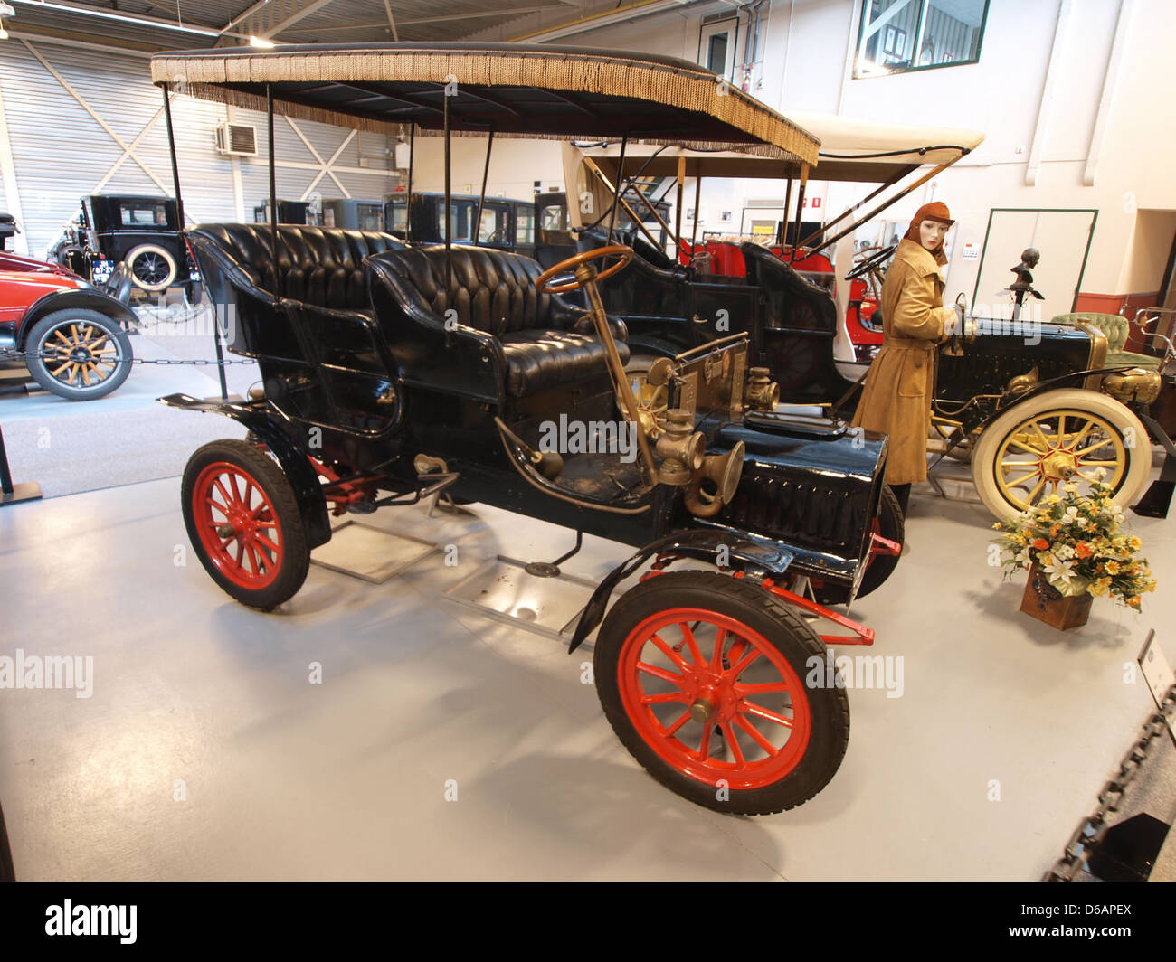 Der Ford C von 1904 ist ein frühes Beispiel für die Innovation von Ford im Automobilbau. Dieses Modell, eines der frühen Serienfahrzeuge von Ford, hatte ein robustes Fahrgestell und war für den leichten kommerziellen Einsatz konzipiert, was den Beginn des Einflusses von Ford in der Automobilindustrie markiert. Stockfoto