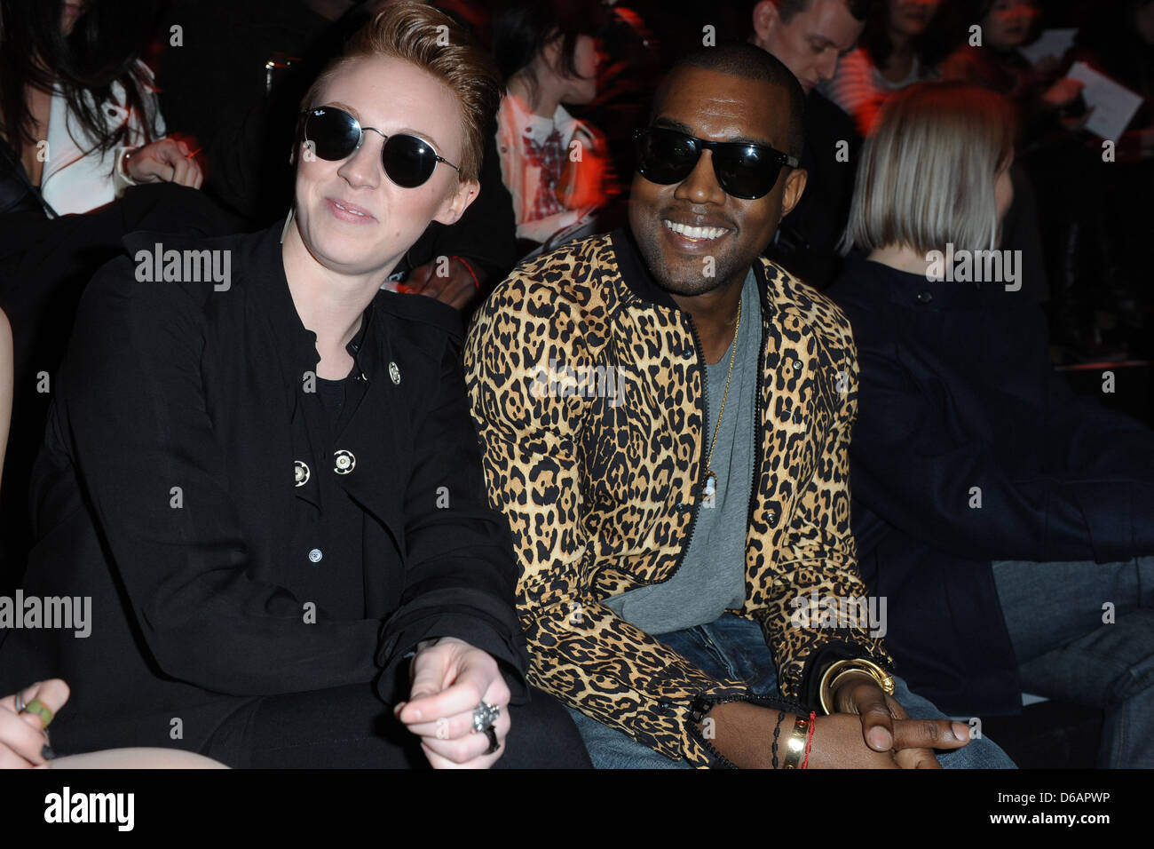 La Roux Sängerin Elly Jackson und Kanye West Paris Fashion Woche Herbst ...