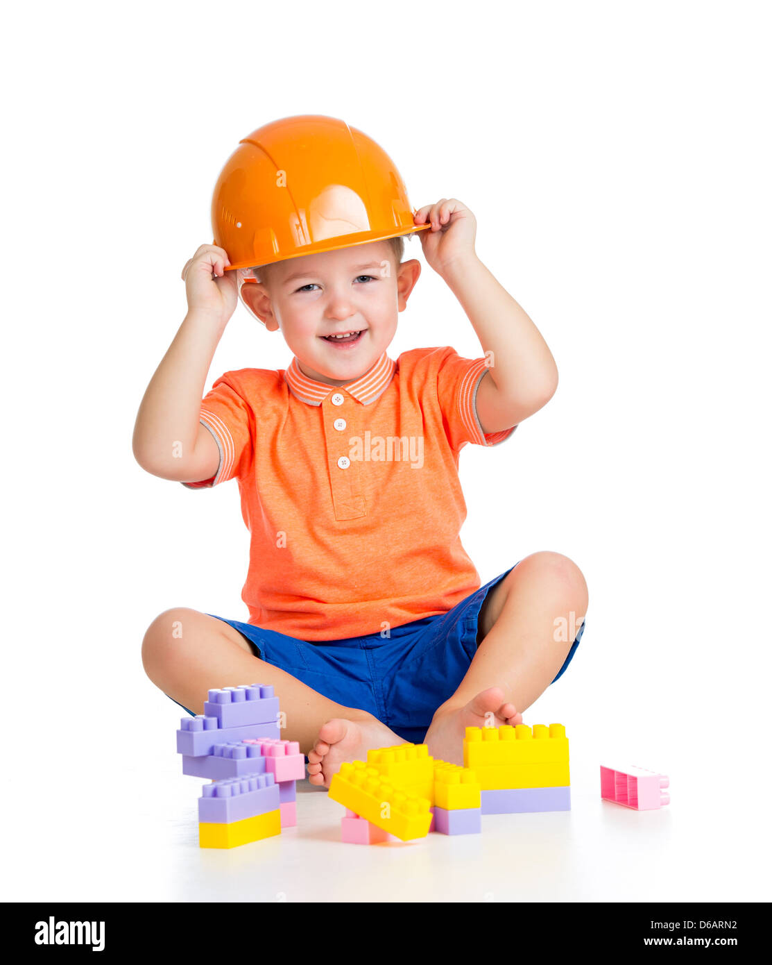 fröhliches Kind Junge spielt mit Spielzeug Bausteine über weiß Stockfoto