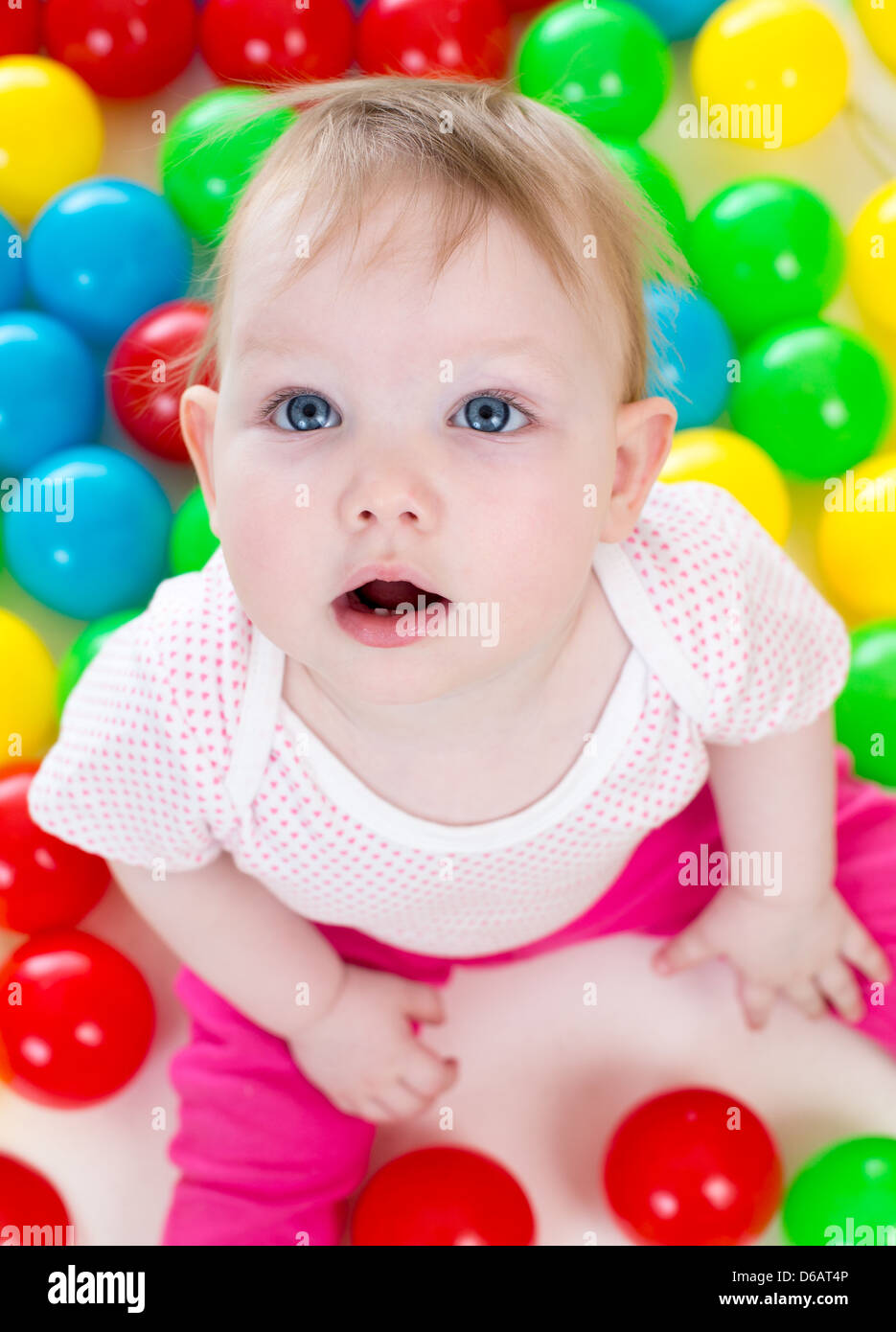 Porträt von lustigen Baby unter bunten Bällen zu spielen Stockfoto