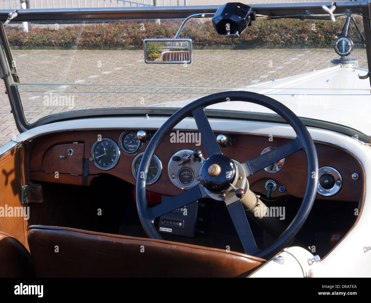 Der 1926 Sunbeam Tourer ist ein klassischer britischer offener Wagen. Bekannt für sein elegantes Design und seine zuverlässige Leistung, war es eine beliebte Wahl für diejenigen, die Mitte der 1920er Jahre Luxus suchen Dieses Fahrzeug bietet einen Einblick in die Opulenz des frühen 20. Jahrhunderts. Stockfoto