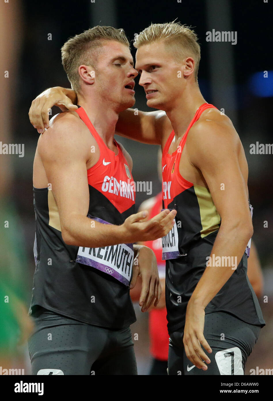 Rico Freimuth (L) von Deutschland im Gespräch mit Pascal Behrenbruch Deutschlands nach der Männer Zehnkampf 1500m bei der London 2012 Olympische Spiele Leichtathletik, Leichtathletik-Veranstaltungen im Olympiastadion, London, Vereinigtes Königreich, 9. August 2012. Foto: Michael Kappeler Dpa +++(c) Dpa - Bildfunk +++ Stockfoto