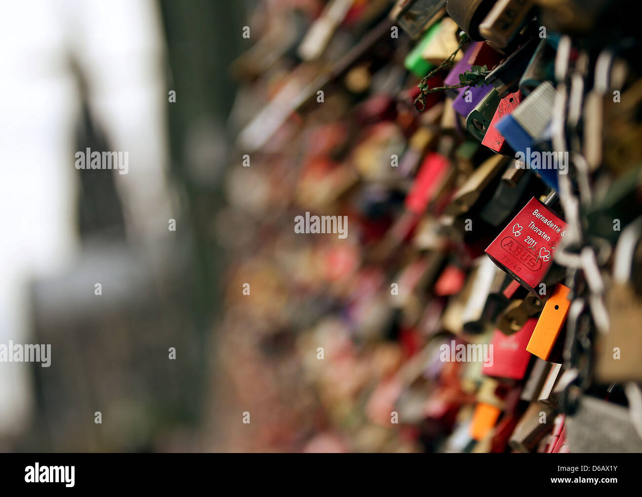 Die sogenannte Liebe Vorhängeschlösser hängen an der Hohenzollernbrücke in Köln, Deutschland, 8. August 2012. Der Prozess gegen ein Messing-Dieb, zusammen mit einem Komplizen, der angeklagt wird, von Stählen 50 Liebe Vorhängeschlösser startet am Freitag, 10. August 2012 in Köln. Viele Tausende von Schlössern aus verliebte Paare hängen von der Brücke. Foto: OLIVER BERG Stockfoto