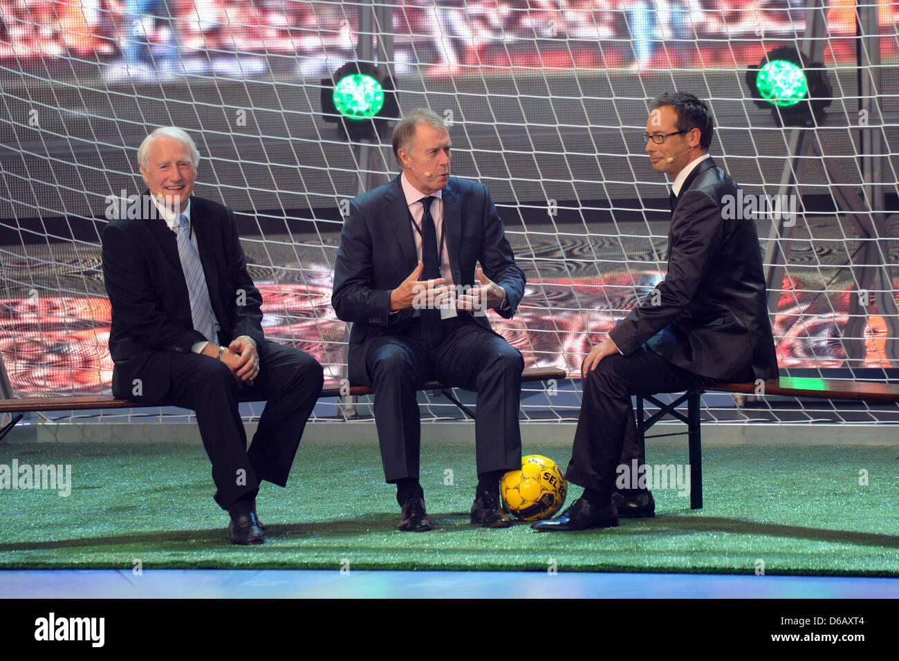 Torhüter Hans Tilkowski (L-R), Player Sir Geoff Hurst und Moderator Matthias Opdenhoevel miteinander sprechen, während der "Night of Innovation" in Essen, Deutschland, 10. August 2012. Die so genannte IdeenParks (Park der Ideen) ist für die Öffentlichkeit zwischen 11 und 23 August auf dem Messegelände in Essen vorgestellt. Foto: Caroline Seidel Stockfoto