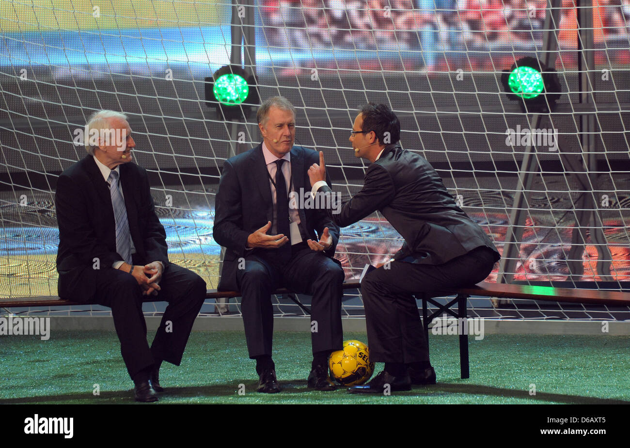 Torhüter Hans Tilkowski (L-R), Player Sir Geoff Hurst und Moderator Matthias Opdenhoevel miteinander sprechen, während der "Night of Innovation" in Essen, Deutschland, 10. August 2012. Die so genannte IdeenParks (Park der Ideen) ist für die Öffentlichkeit zwischen 11 und 23 August auf dem Messegelände in Essen vorgestellt. Foto: Caroline Seidel Stockfoto