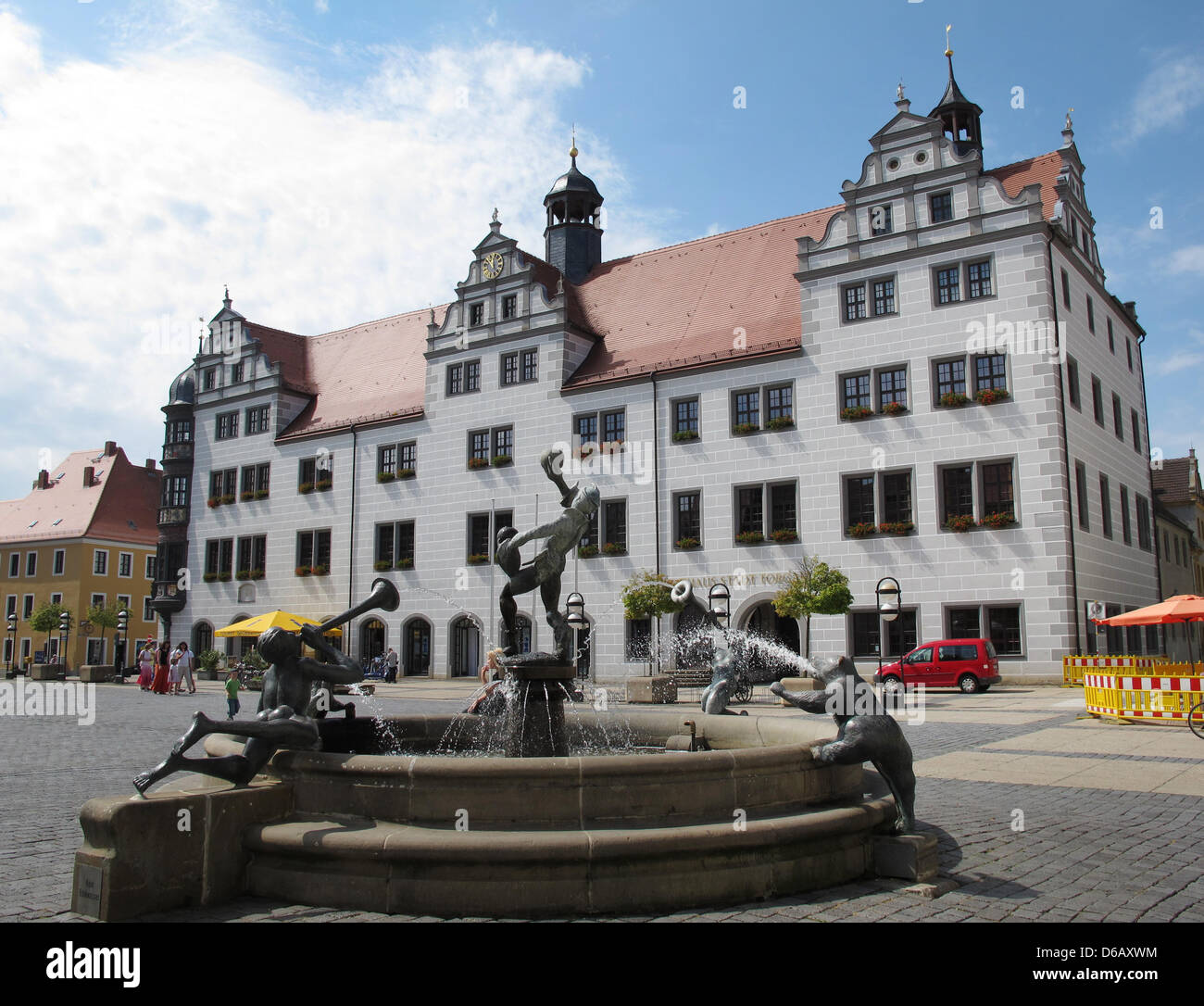 Das Rathaus und der Brunnen befindet sich auf dem Marktplatz der Stadt Torgau sind am 4. August 2012, Deutschland abgebildet. Das Rathaus wurde zwischen 1563 und 1578 im Renaissancestil erbaut. Der Brunnen wurde von Erika Harborth entworfen. Foto: Jen Kalaene Stockfoto