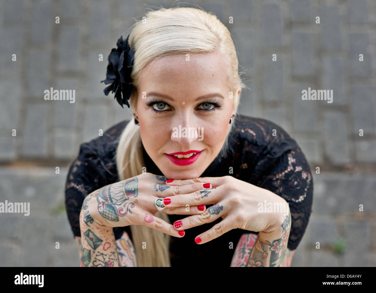 Tattoo Modell Ivonne Koerner, alias "Miss Ivi', posiert für die Kamera, in  Mainz, Deutschland, 11. August 2012. Das 30-Jahr-altes Foto-Modell ist sehr  beliebt in Tattoo-Zeitschriften. Im Gegensatz zu anderen Modellen der Szene