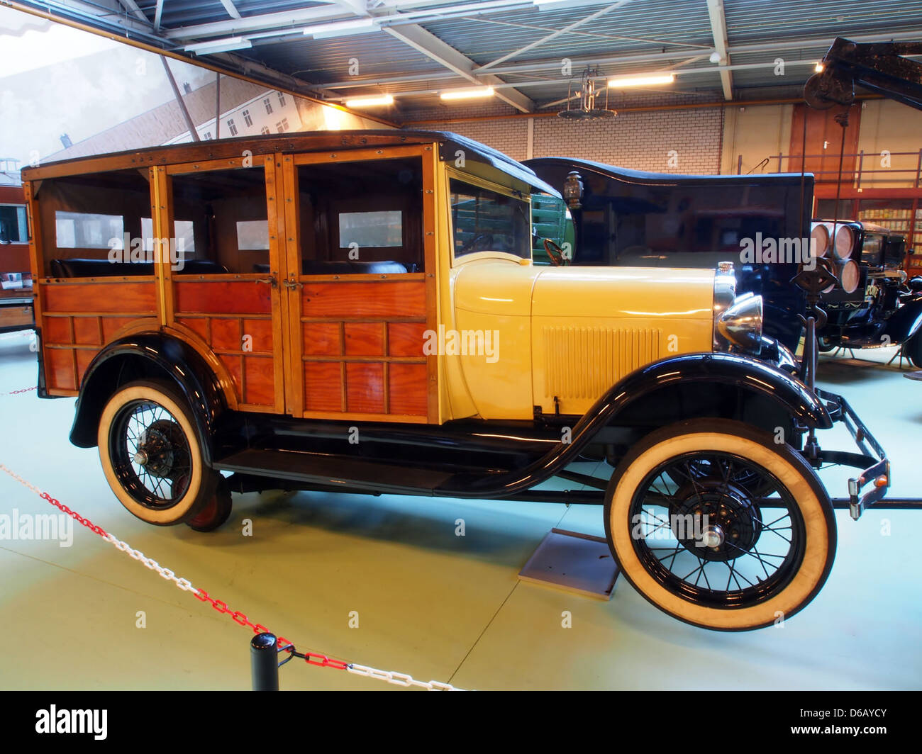 Der Ford 150 B von 1929 ist ein klassischer amerikanischer Wagen, der für sein stilvolles Design und seine solide Bauweise bekannt ist. Er verfügt über einen gerade-sechs-Motor und ist ein bemerkenswertes Modell in der Ford-Reihe Anfang des 20. Jahrhunderts. Stockfoto