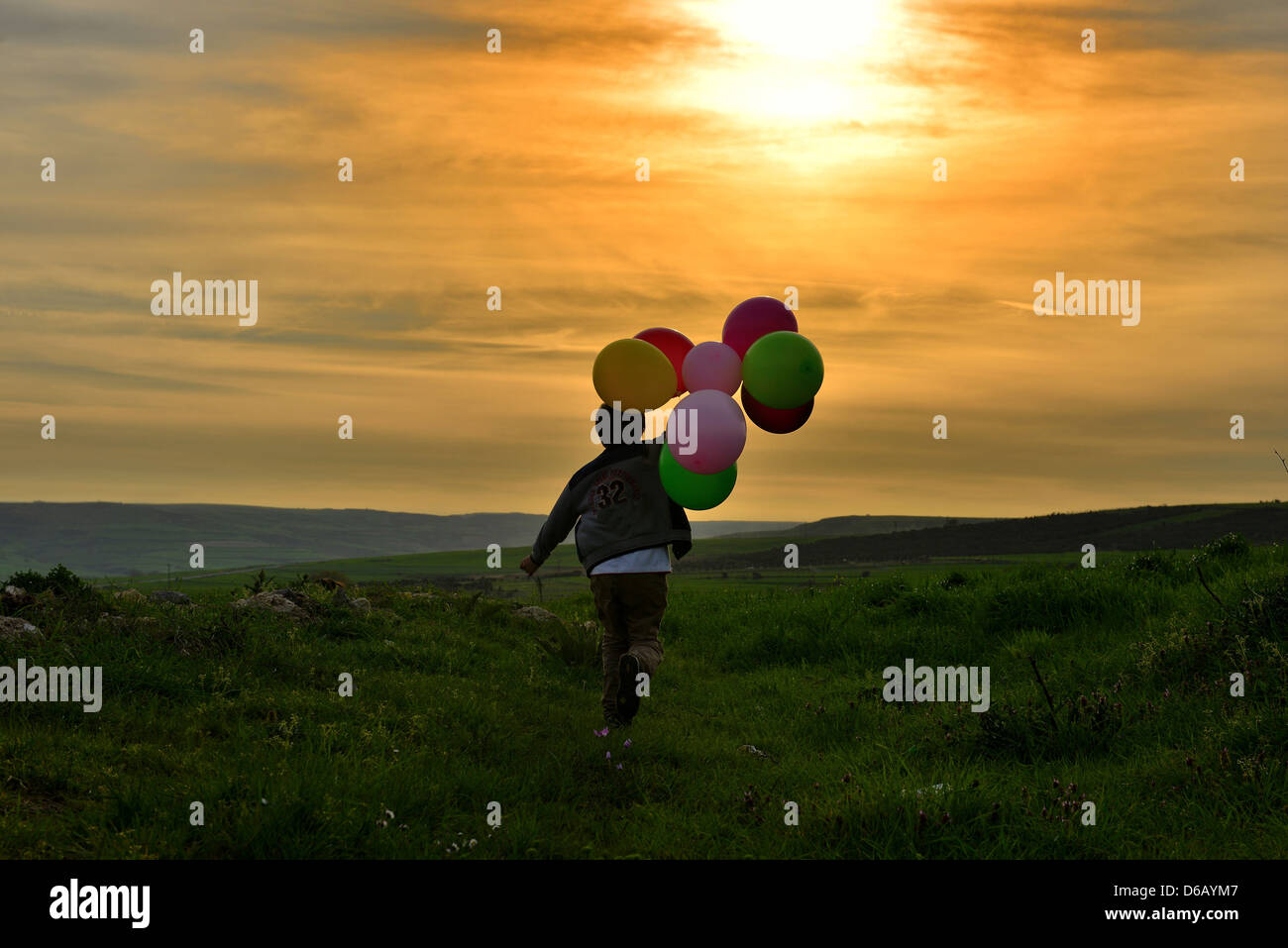 Kind spielt mit Ballons Stockfoto