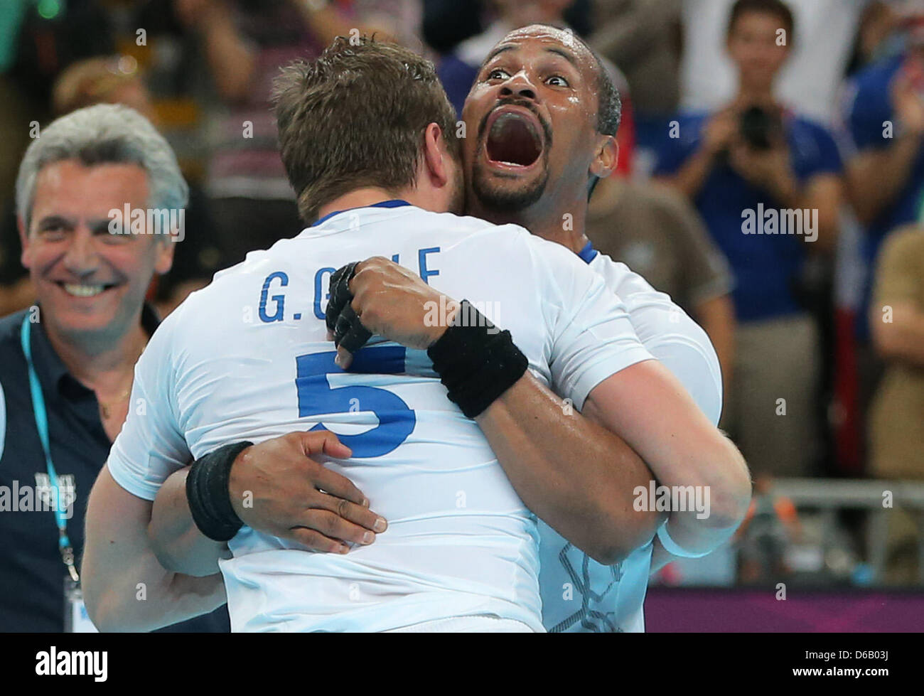 Guillaume Gille (L) und Didier Dinart Frankreichs nach der Herren Handball Gold Medal Match zwischen Schweden und Frankreich auf die 2012 Olympischen Spiele in London, London, Großbritannien, 12. August 2012 zu feiern. Foto: Christian Charisius Dpa +++(c) Dpa - Bildfunk +++ Stockfoto