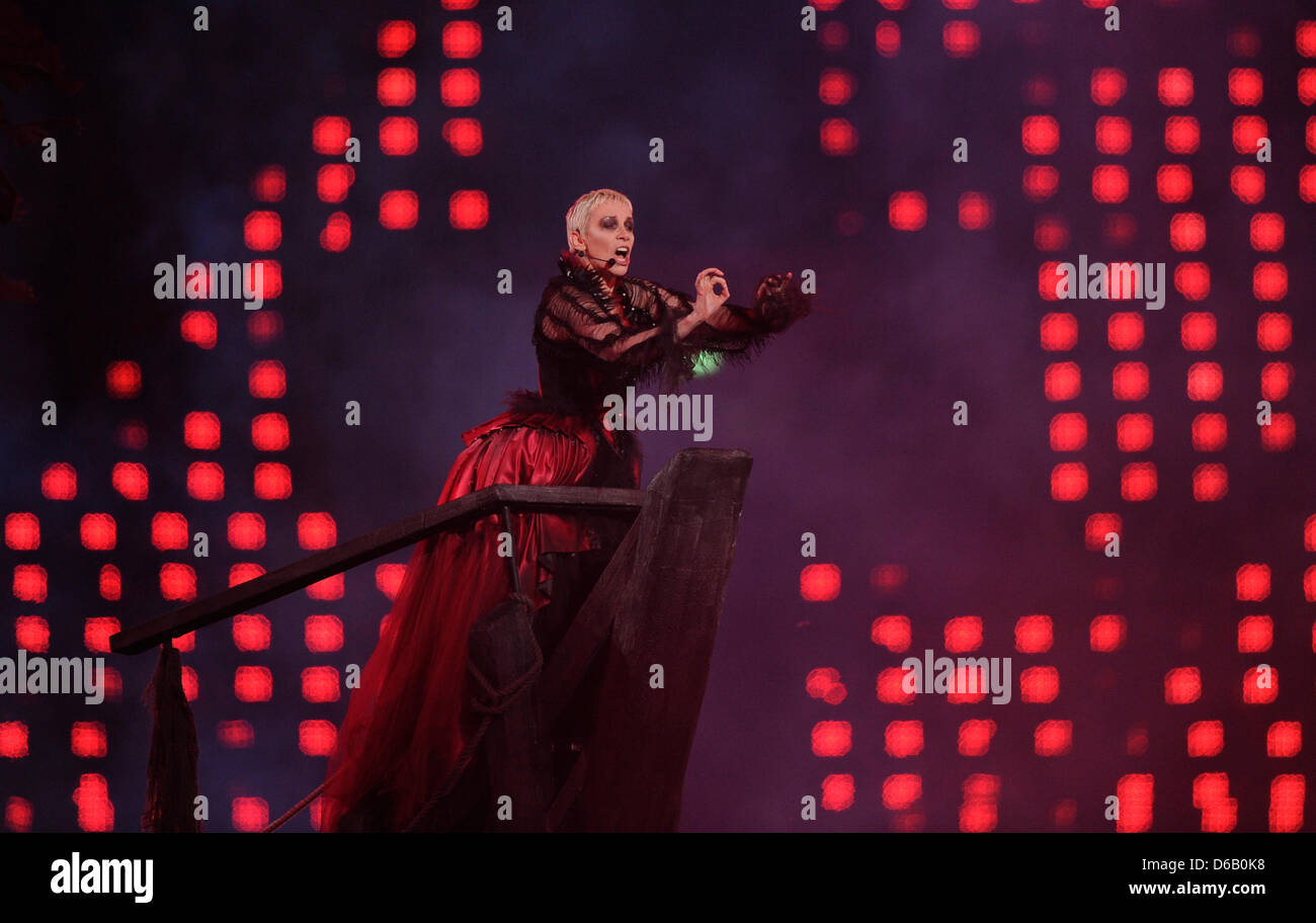 Sängerin Annie Lennox führt während der Abschlusszeremonie von London 2012 Olympische Spiele im Olympiastadion, London, Großbritannien, 12. August 2012. Foto: Michael Kappeler Dpa +++(c) Dpa - Bildfunk +++ Stockfoto