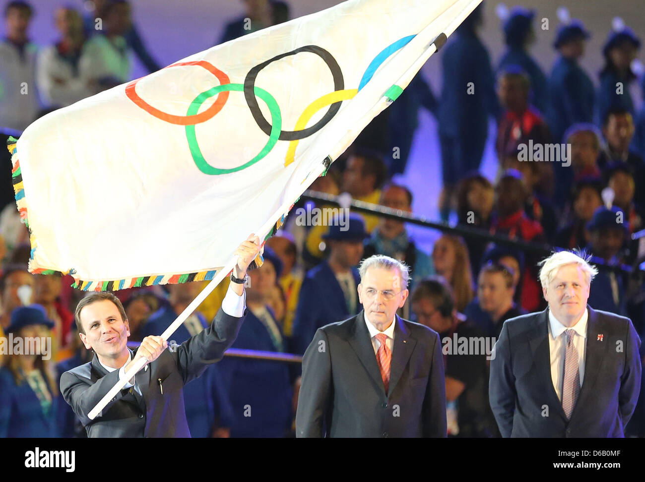 Eduardo Paes (L-R), Bürgermeister von Rio de Janeiro, winkt die Olympische Flagge neben IOC-Präsident und Boris Johnson, Bürgermeister von London bei der Abschlussfeier der London 2012 Olympische Spiele im Olympiastadion, London, Großbritannien, 12. August 2012. Foto: Michael Kappeler Dpa +++(c) Dpa - Bildfunk +++ Stockfoto