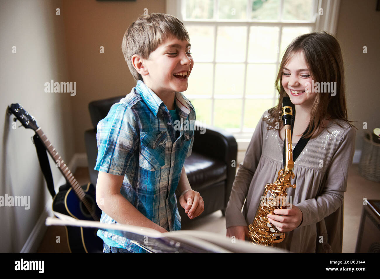 Kinder spielen mit Saxophon Stockfoto