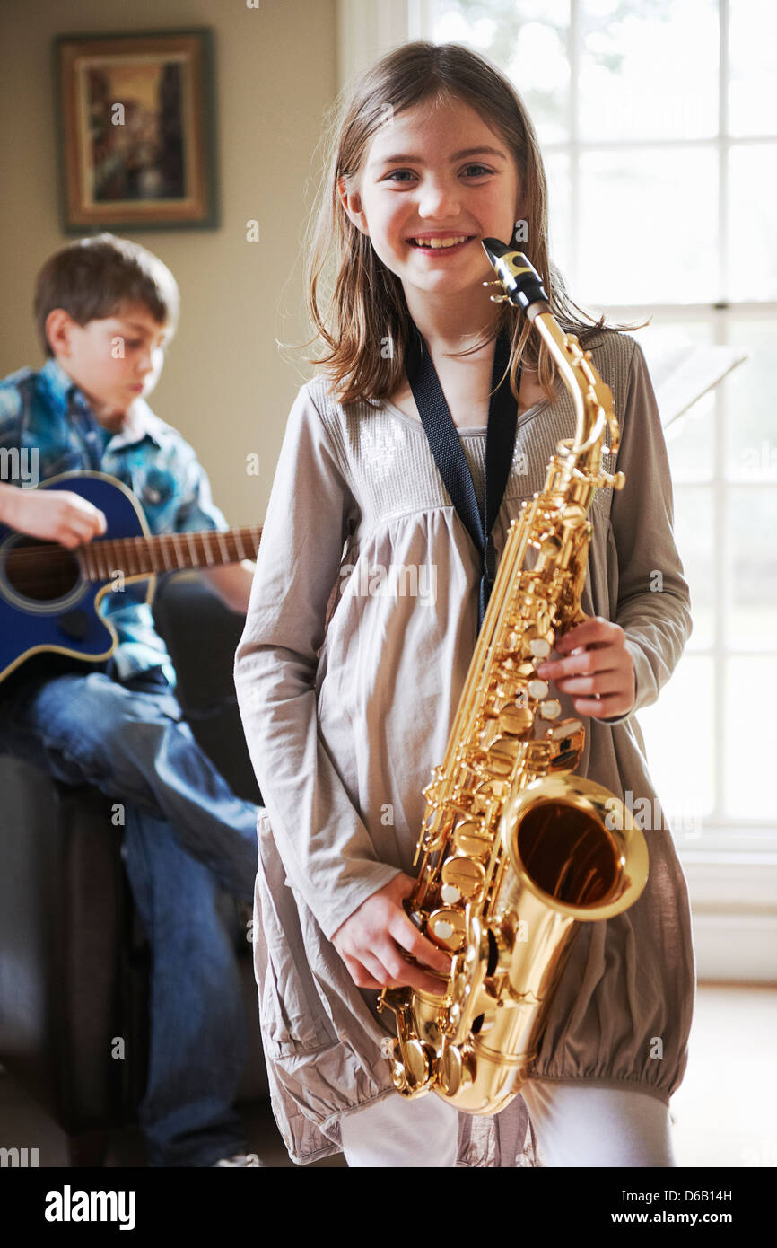 Lächelndes Mädchen Saxophon spielen Stockfoto