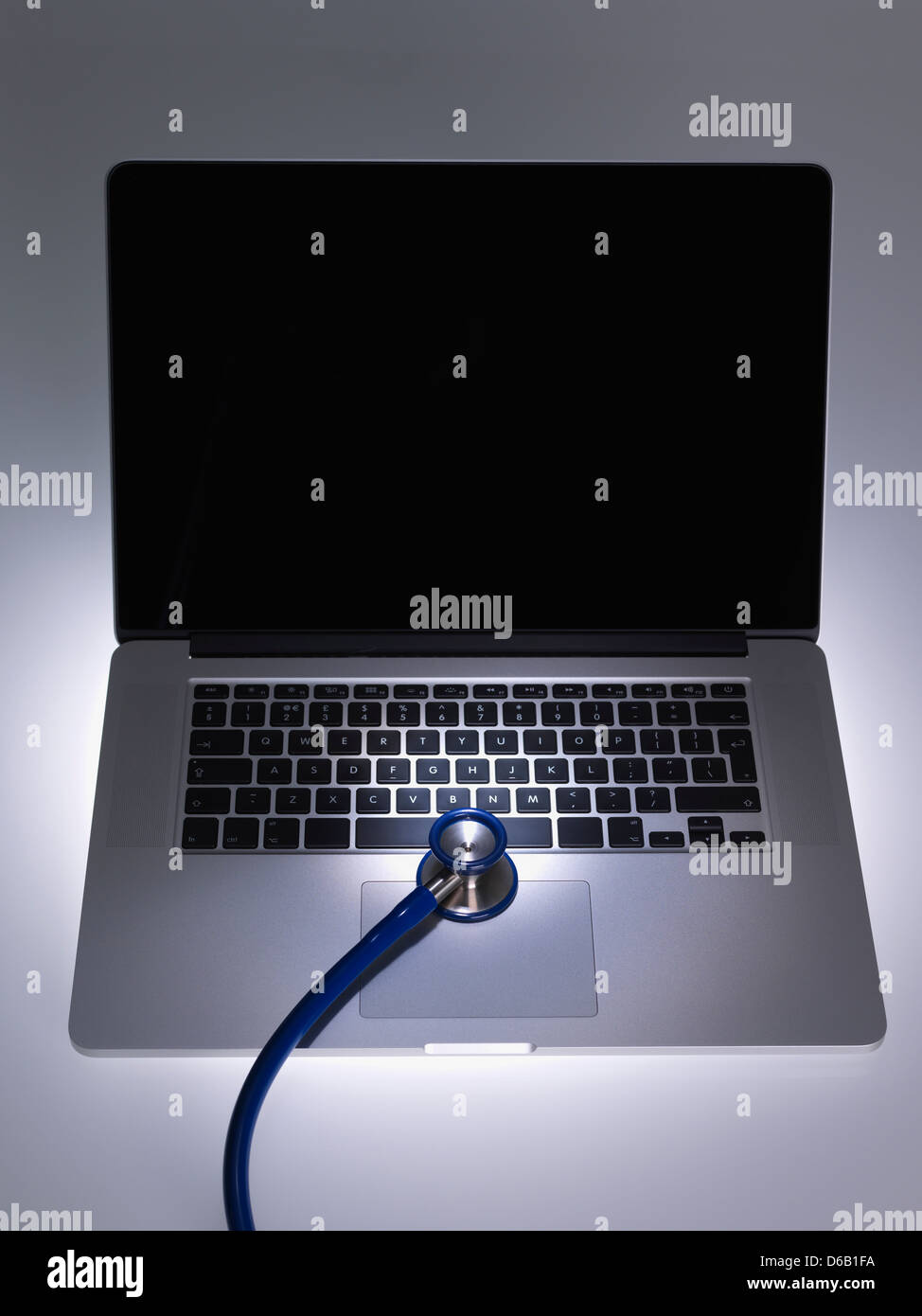 Stethoskop auf Laptop-computer Stockfoto
