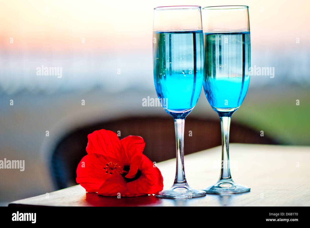 zwei Gläser mit blauen Alkohol cocktail mit einer exotischen Blume auf dem Tisch Stockfoto