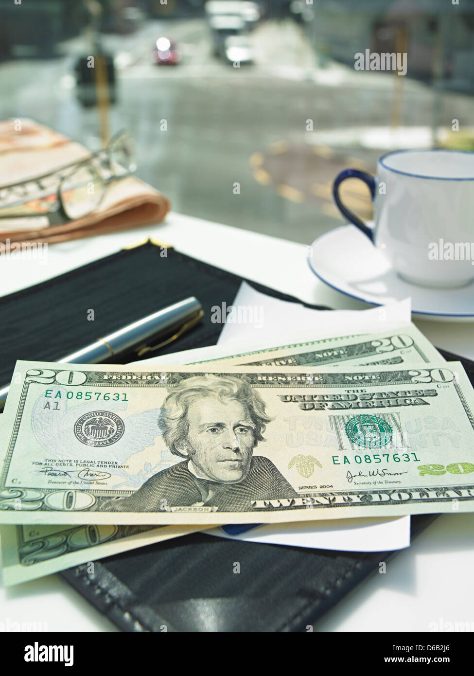 Geld in Schach am Tisch im restaurant Stockfoto