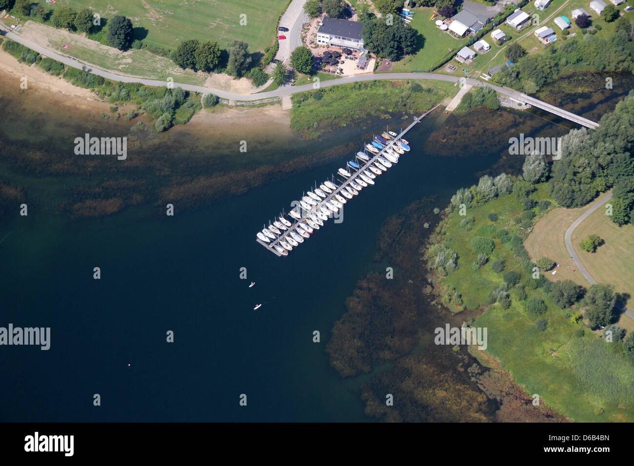 Zwei Boote Segeln am Moehne-Stausee in Moehnesee, Deutschland, 15. August 2012. Foto: Stefan Rampfel Stockfoto