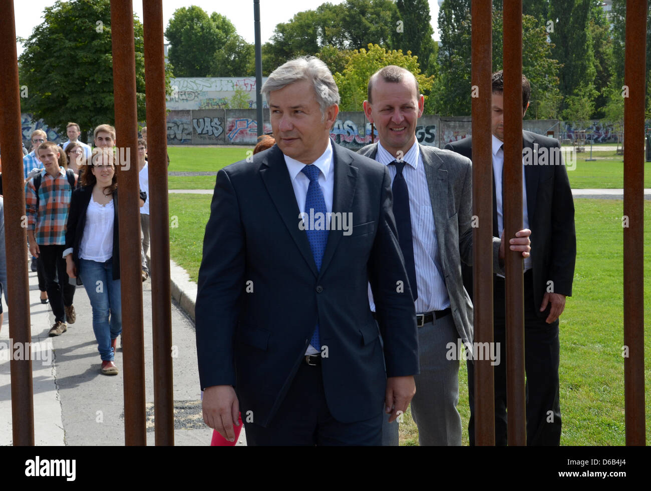 Bürgermeister von Berlin Klaus Wowereit geht mit dem Direktor des Berliner Mauer Denkmal Axel Klausmeier an der Gedenkstätte Berliner Mauer in Berlin, Deutschland, 17. August 2012. DDR-Grenzsoldaten erschossen Fechter, als er über die Mauer floh und ließ ihn am 17. August 1962 verbluten. Foto: SEBASTIAN KUNIGKEIT Stockfoto