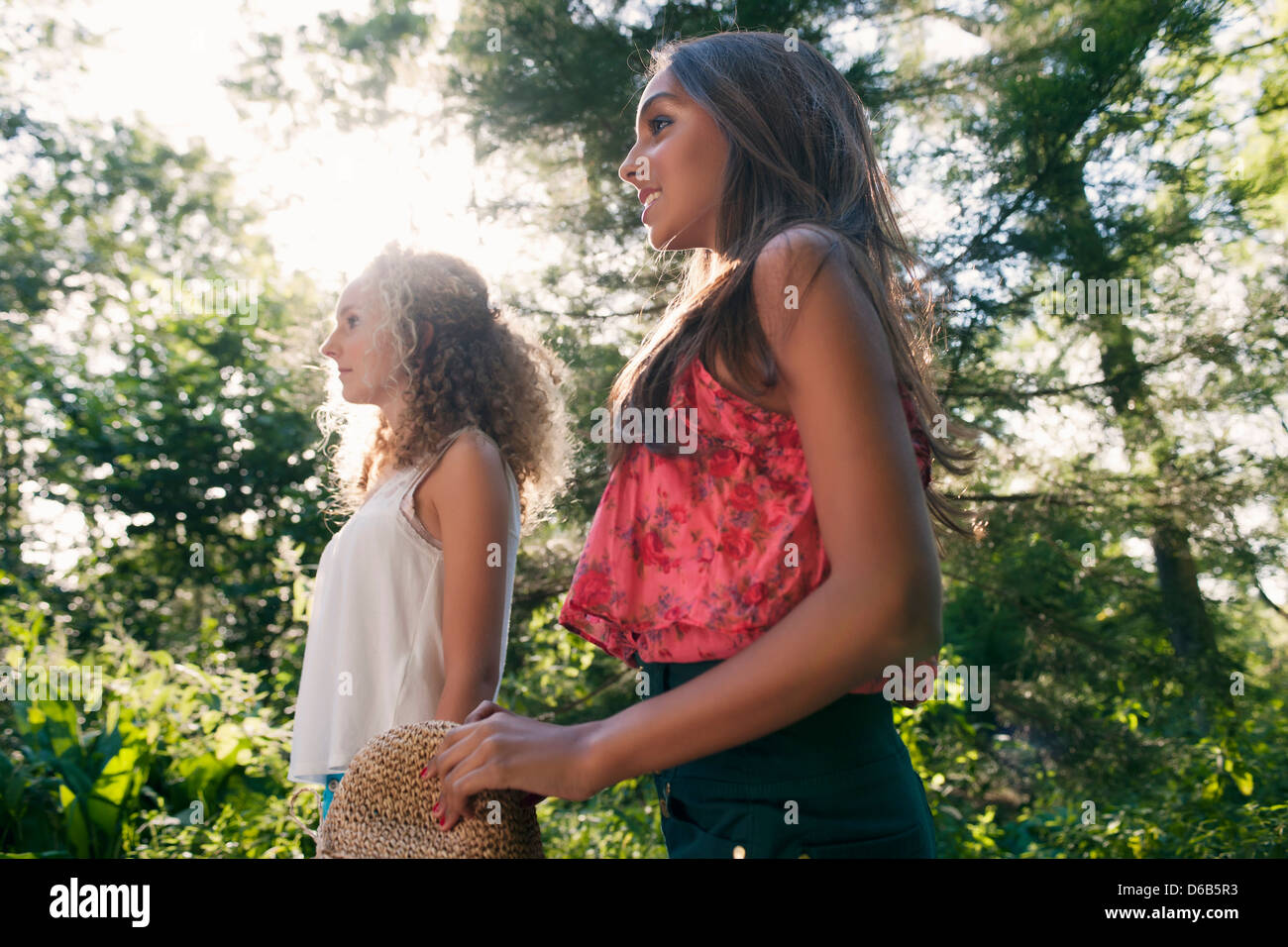 Mädchen im Teenageralter zu Fuß in Wald Stockfoto