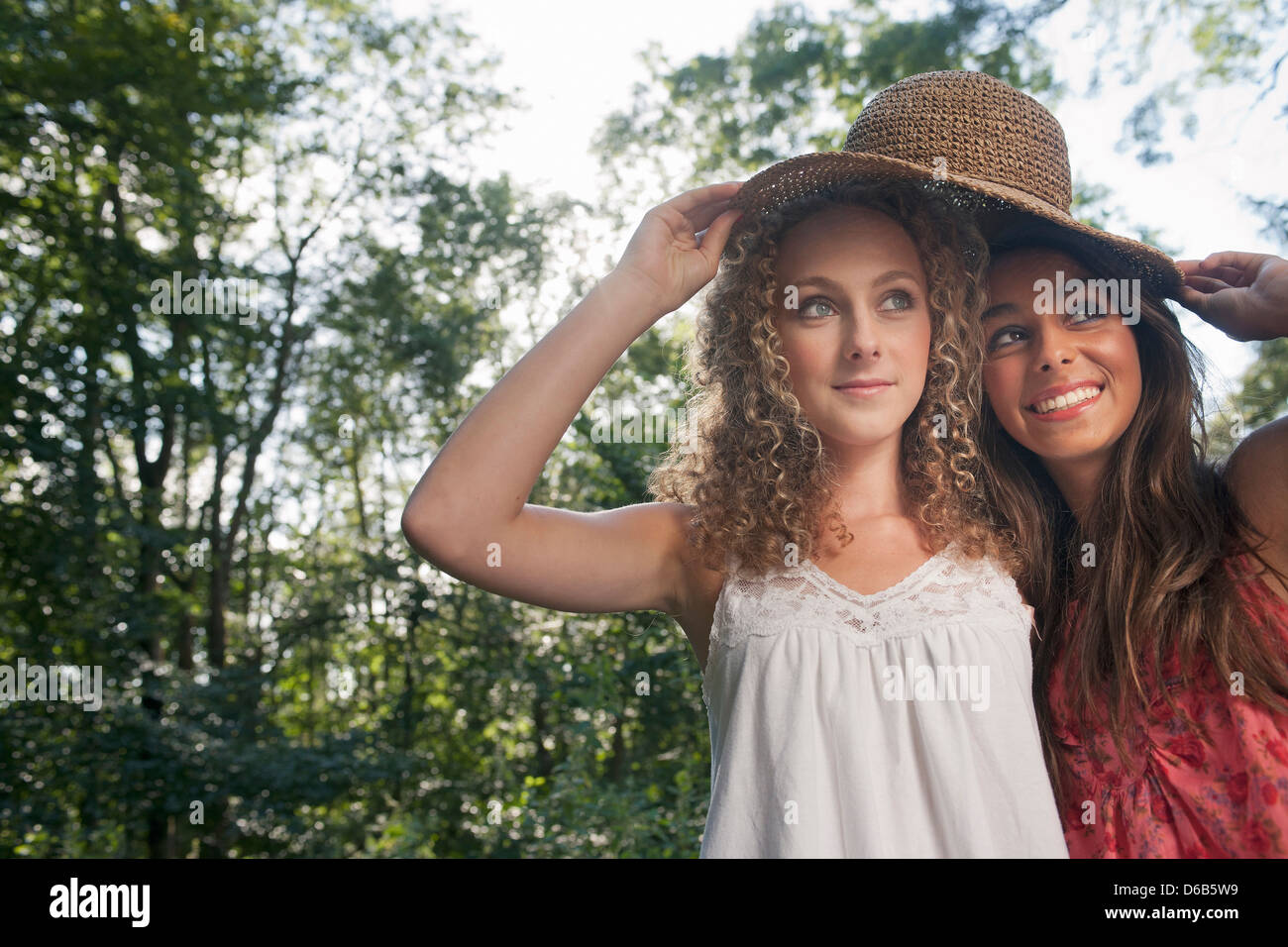 Mädchen im Teenageralter Stroh Hut im freien Stockfoto