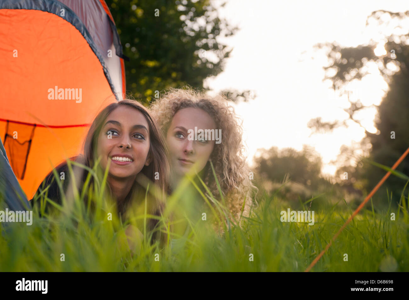 Mädchen im Teenageralter Verlegung im Zelt am Campingplatz Stockfoto