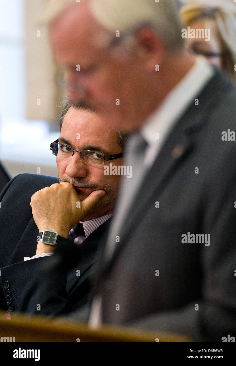 Brandenburg Premier Matthias Platzeck (L) folgt die Rede des Brandenburgischen Generalsekretär Dieter Dombrowski (vorne) während einer Sondersitzung des Landtages Brandenburg auf dem Debakel der neuen Berliner Airportin Potsdam, Deutschland, 21. August 2012. Foto: Patrick Pleul Stockfoto