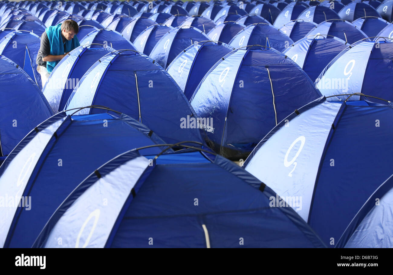 Ein Mann steht in der Gegend, wo Zelte zum schlafen auf dem  Technologie-Festival Campus Party Europe in Berlin, Deutschland, 21. August  2012 eingerichtet sind. Vom 21. August bis 26. August 2012 wird