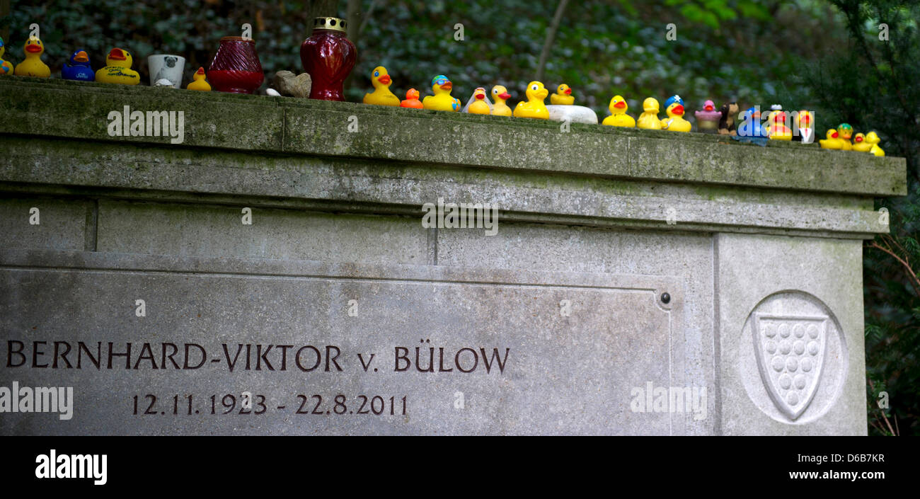 Gummienten und Kerzen sitzen auf dem Grab von Schauspieler und Humorist Bernhard-Viktor von Bülow, besser bekannt als Vicco von Buelow oder einfach Loriot in Berlin, Deutschland, 22. August 2012. Der erste Jahrestag des Todes von Loriot, der am 22. August 2011 im Alter von 87 Jahren starb, ist am Mittwoch. Foto: Marc Tirl Stockfoto