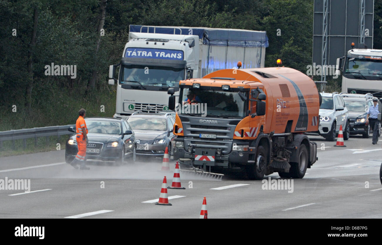 Ein Fahrzeug reinigt die Fahrspuren des A8 in der Nähe von Leonberg, Deutschland, 22. August 2012. Nach einem Unfall gab es extreme Verzögerungen, die in ein LKW eine klebrige Flüssigkeit auf der A8 zwischen Heimsheimer und Kreuz Stuttgart verloren. Foto: Frankziska Kraufmann Stockfoto