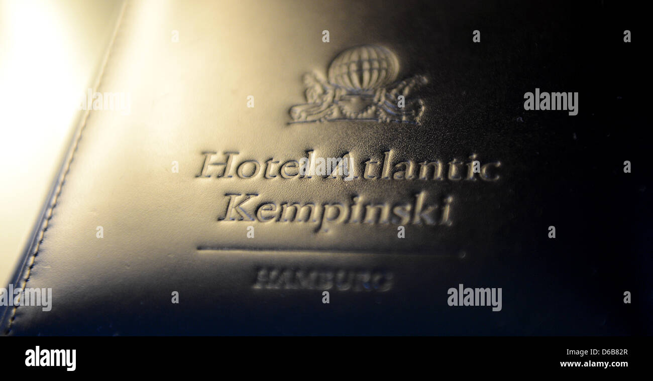 Das Hotel "Atlantic" Logo und der Schriftzug "Hotel Atlantik Kempinski" sind auf einem Lederetui in einer Hotelsuite in Hamburg, Deutschland, 14. August 2012 abgebildet. Der Umbau begann vor einem Jahr ist abgeschlossen. Mehr als 100 Zimmer und Suiten wurden modernisiert. Foto: Daniel Reinhardt Stockfoto