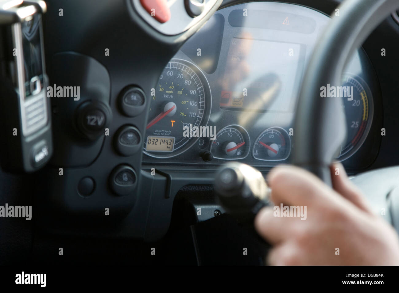 Innen Kabine Ansicht Hand hält Lenkrad Iveco LKW mit Teil des Dashboard sichtbar Stockfoto
