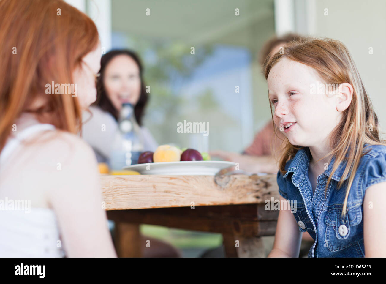 Mädchen reden am Frühstückstisch Stockfoto