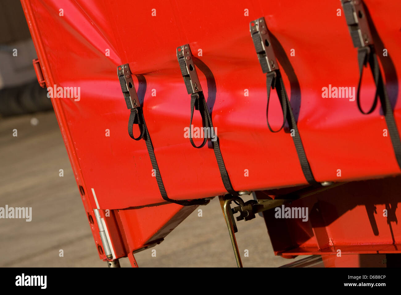 Rückansicht des roten Lieferwagen mit Gurt Befestigungen Sicherung plane Stockfoto