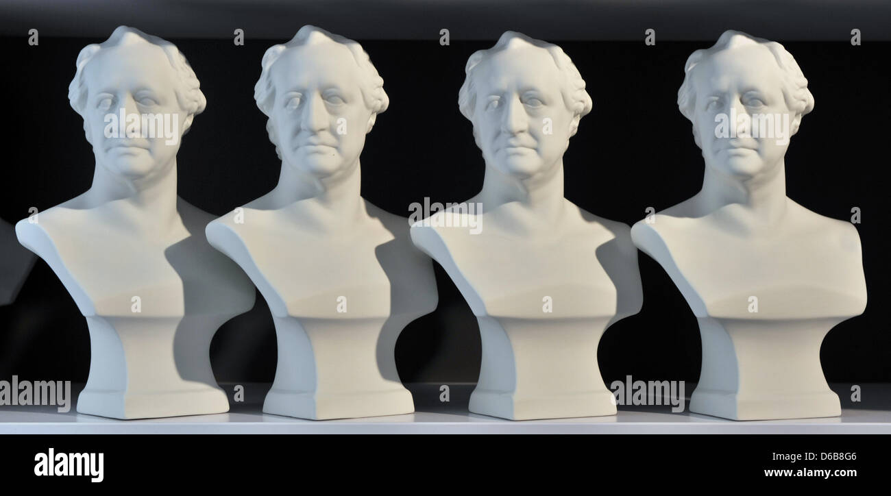 Büsten des Schriftstellers Johann Wolfgang von Goethe aus Biskuit China können im Shop des Goethe-Nationalmuseums in Weimar, Deutschland, 23. August 2012 gekauft werden. Eine neue Ausstellung über Goethe im Goethe-Nationalmuseum mit dem Titel "Leben Flodds - Taten-Sturm" am 28. August 2012 eröffnet wird. Foto: MARTIN SCHUTT Stockfoto